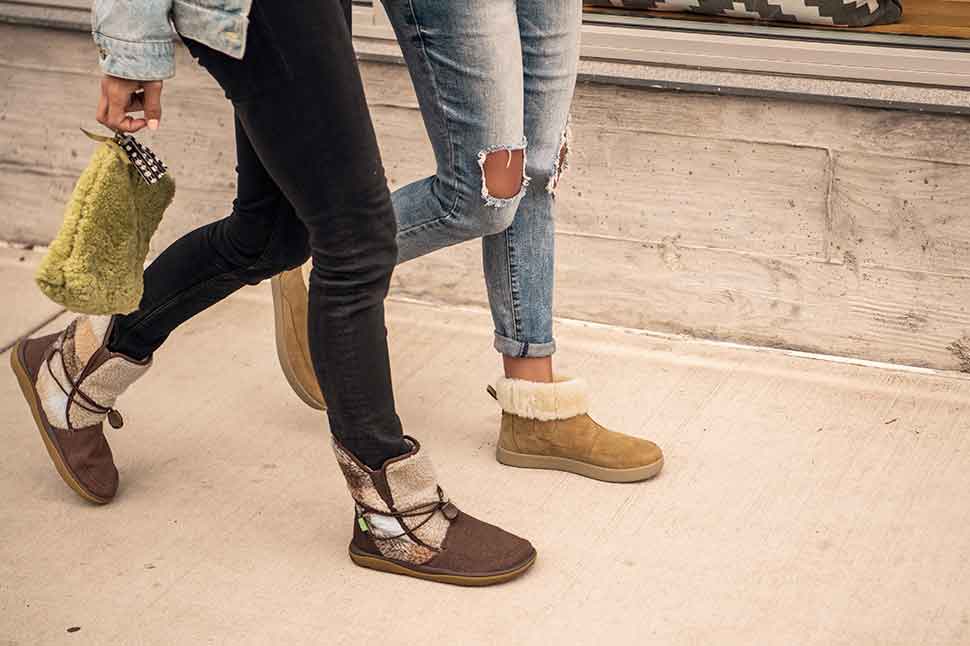 UGG uomo e donna camminano